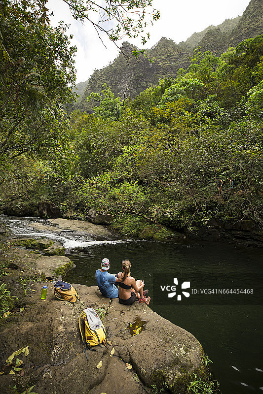 情侣在纳帕利海岸徒步旅行图片素材