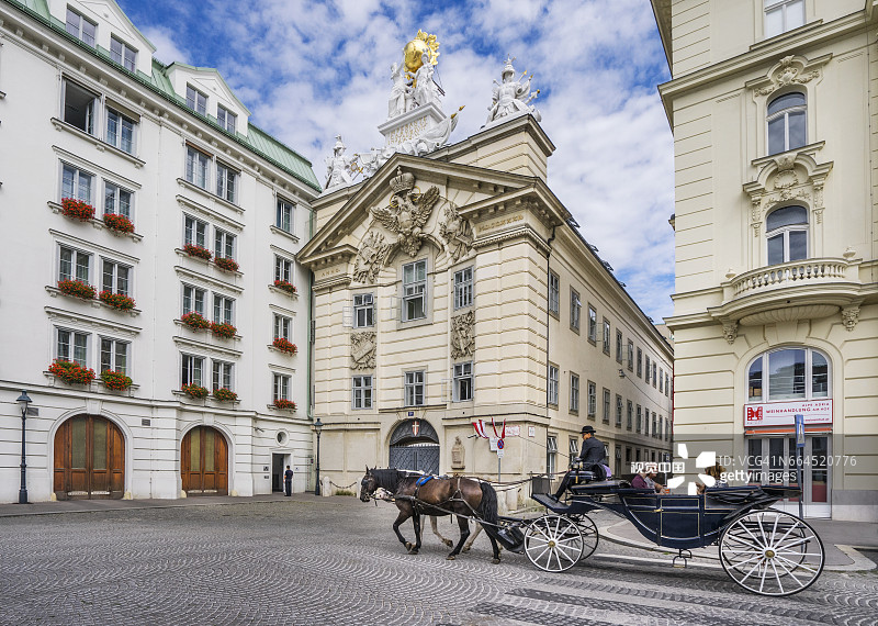 维也纳霍夫广场与前民用军械库图片素材