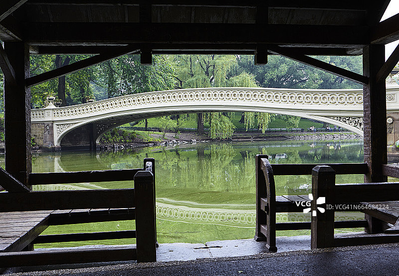 中央公园圣雷莫湖上的弓桥图片素材