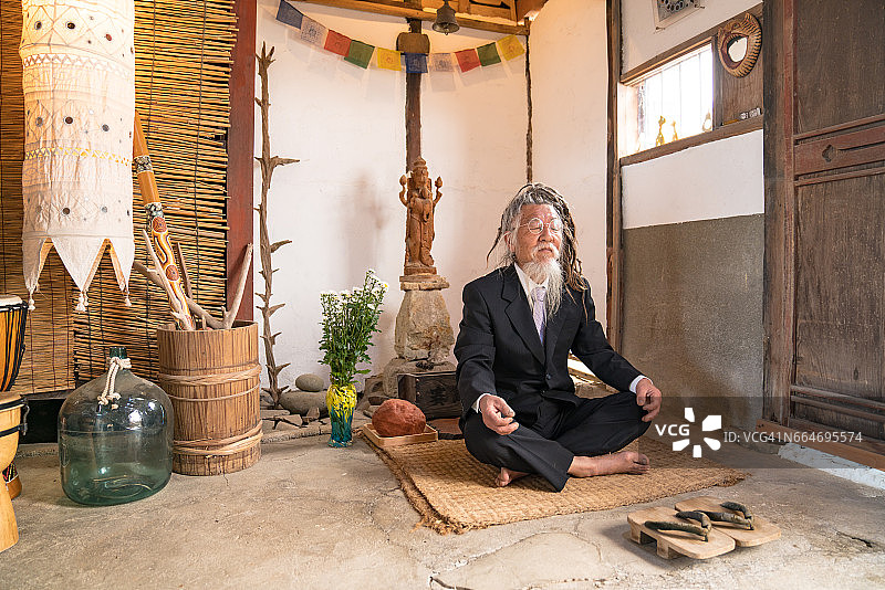 打着绺冥想的年长的日本男人图片素材