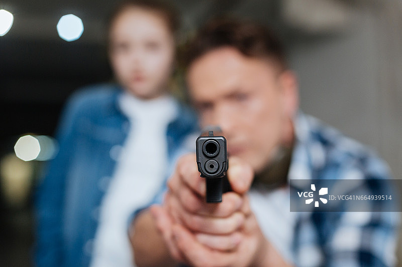 枪口指向你图片素材