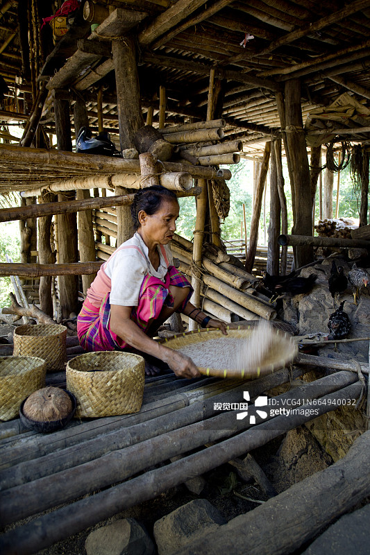 印度尼西亚松巴岛Sodan村妇女正在清理稻米图片素材