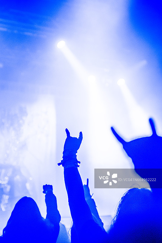 做出摇滚手势图片素材