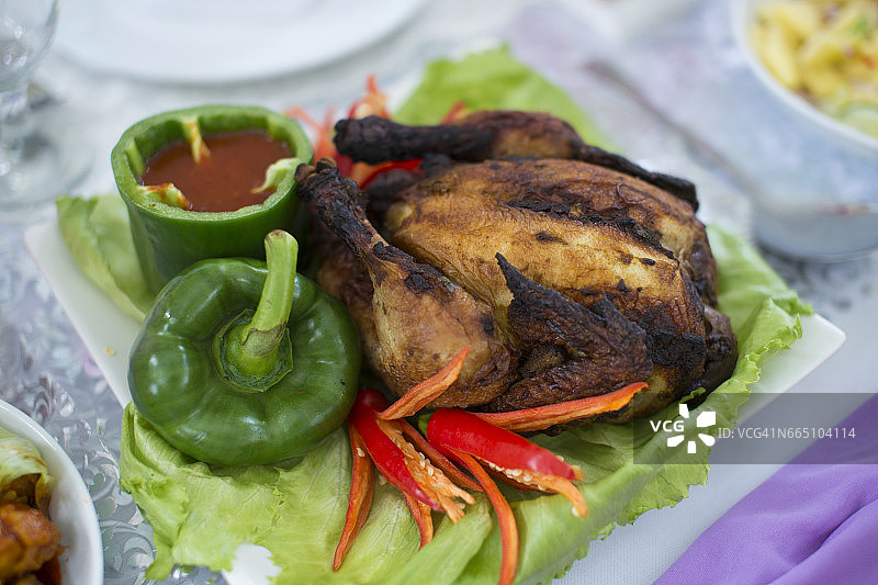 烤鸡配辣椒热番茄酱图片素材