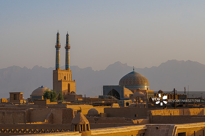 伊朗亚兹德的贾梅清真寺黄昏城市景观图片素材