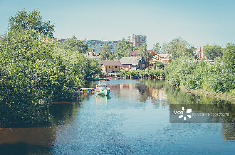 河畔的古老俄罗斯村庄图片素材