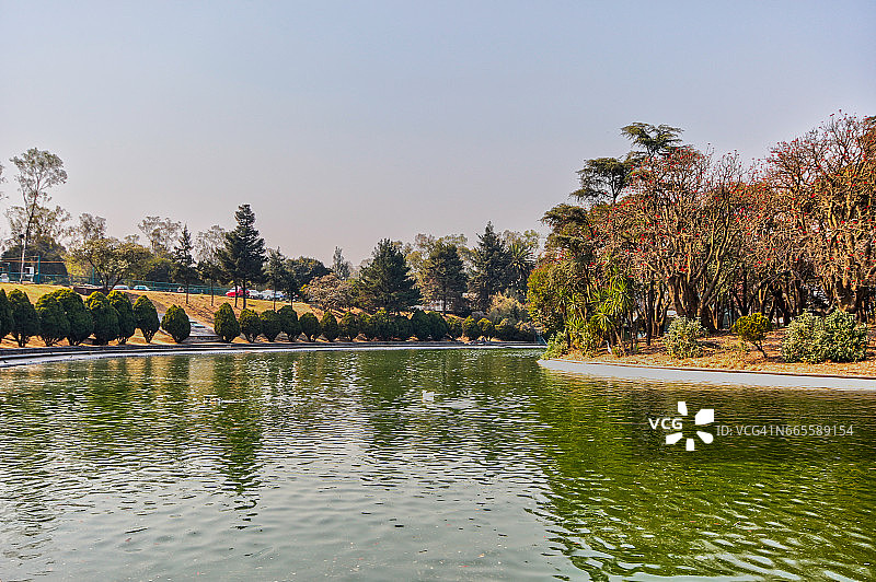 查普尔特佩克森林和湖泊-墨西哥城，墨西哥图片素材