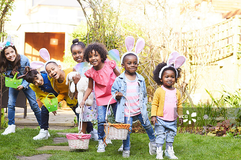 寻找复活节彩蛋的儿童图片素材