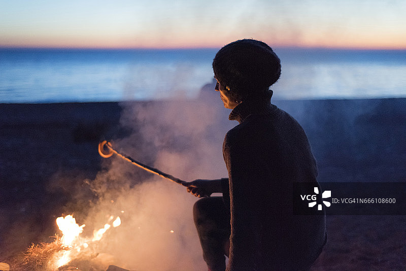 坐在篝火旁的女人图片素材