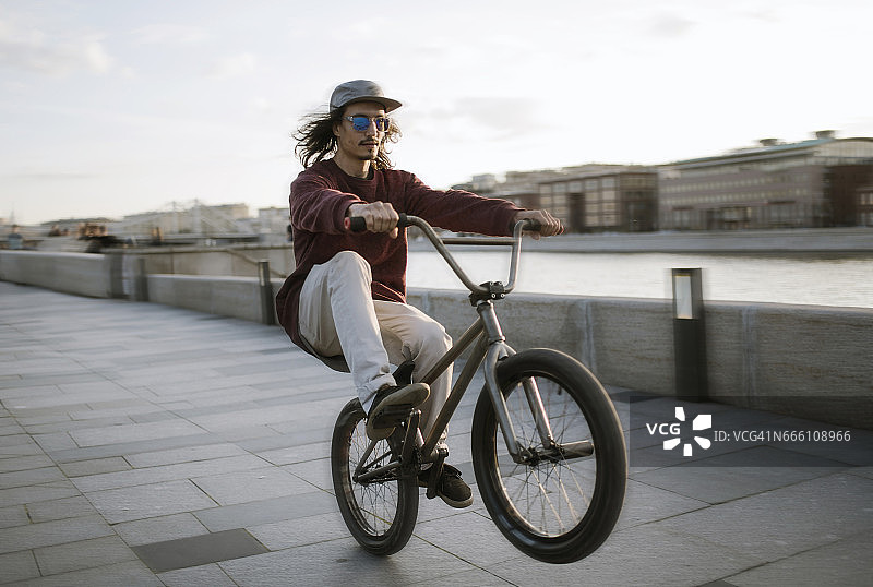 BMX骑手表演自行车特技图片素材
