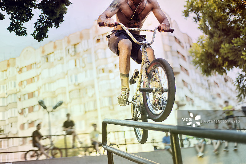 BMX骑手表演自行车特技图片素材
