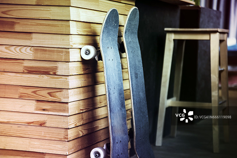 靠墙的滑板图片素材