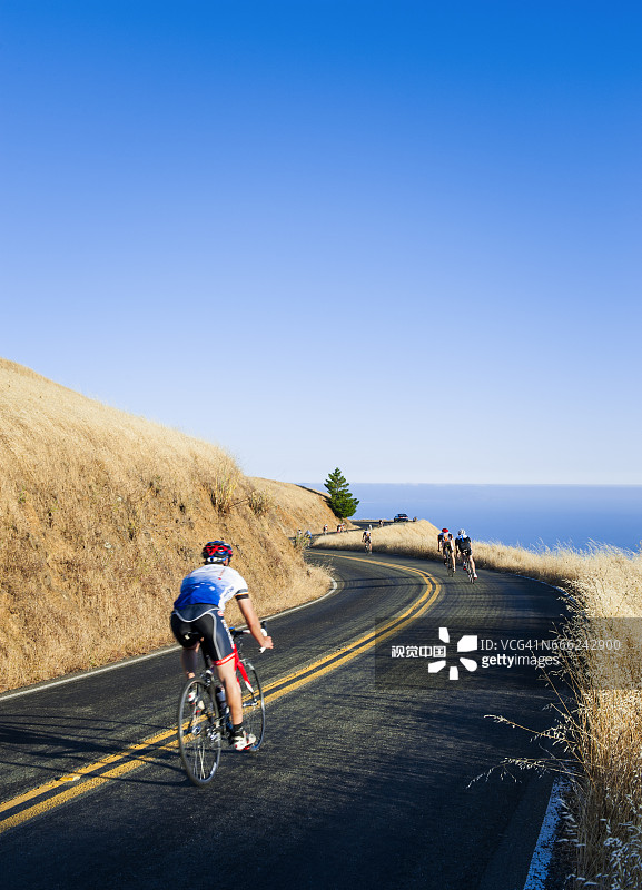 弯曲道路上的骑行者图片素材
