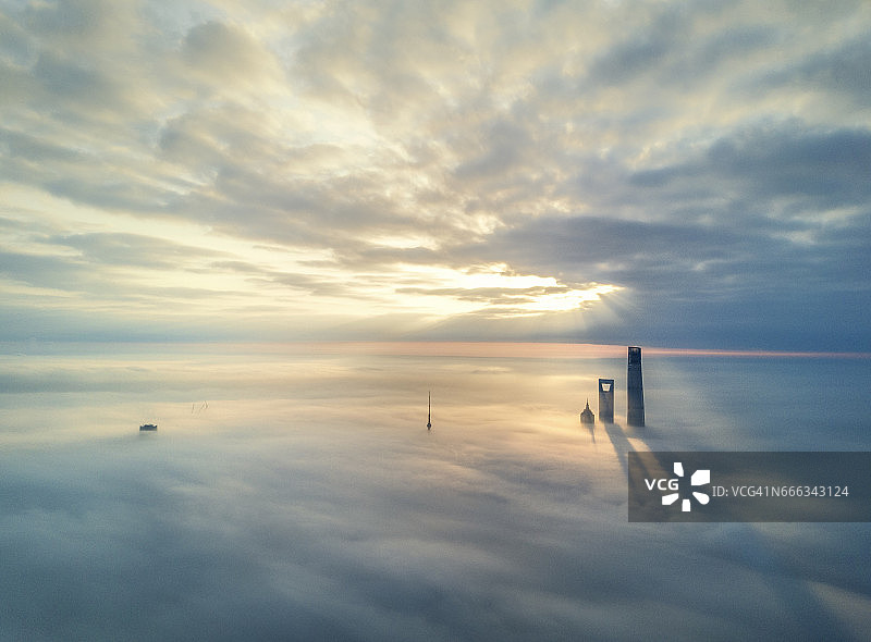 雾中的摩天大楼图片素材