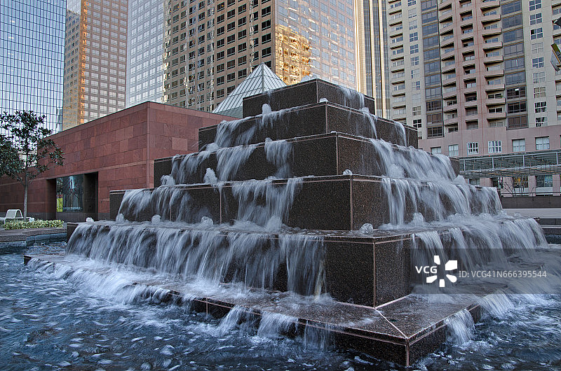 洛杉矶MOCA外的瀑布雕塑图片素材