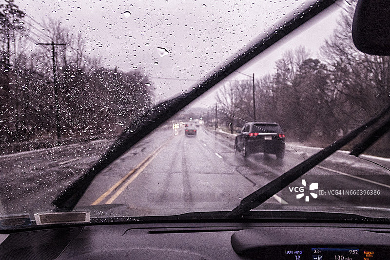 雨雪冬季高速公路上驾驶员视角图片素材