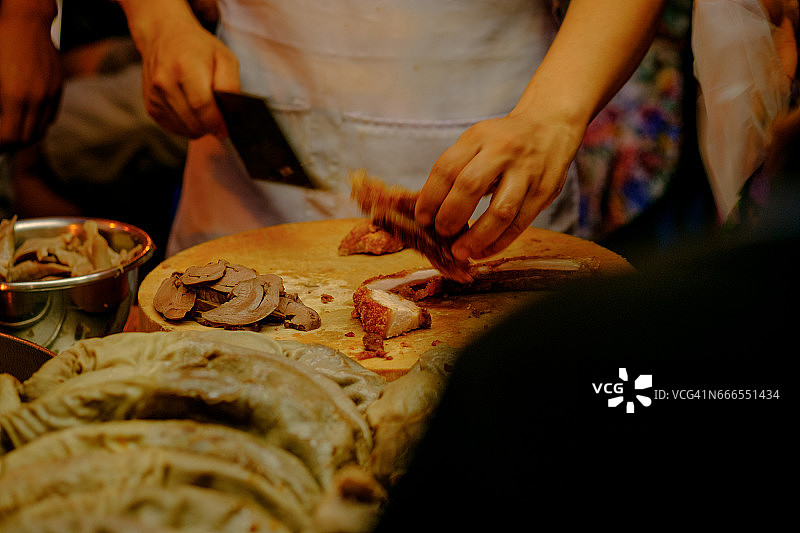 厨师在曼谷唐人街烹饪图片素材