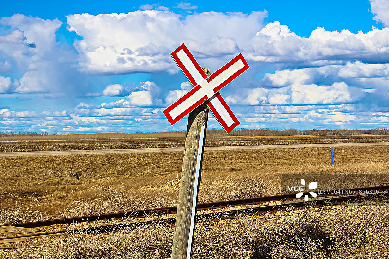 碎石路上的铁路交叉口标志图片素材