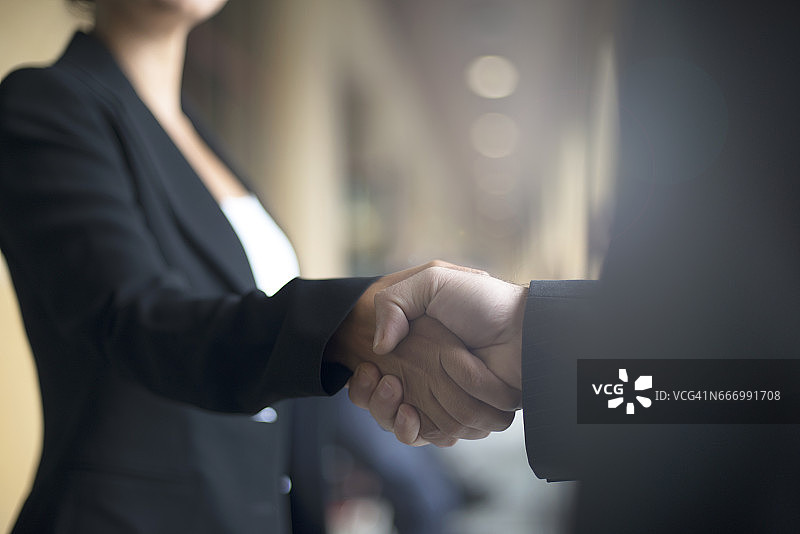 商务人士握手图片素材