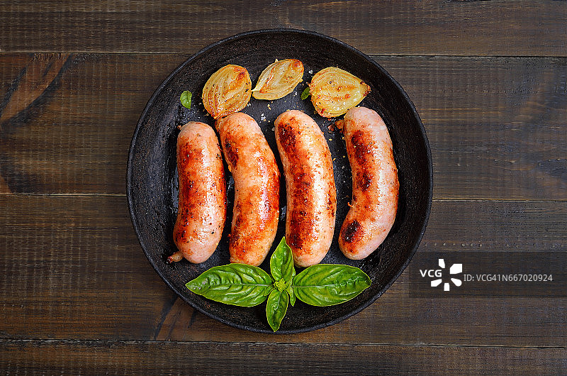 煎锅里的烤香肠图片素材