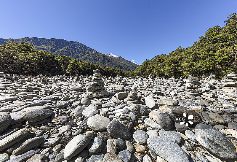 蓝池河岸广角景观图片素材