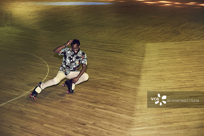 男子在旱冰迪斯科舞厅玩耍图片素材