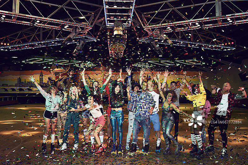 在旱冰迪斯科庆祝的友人合影图片素材