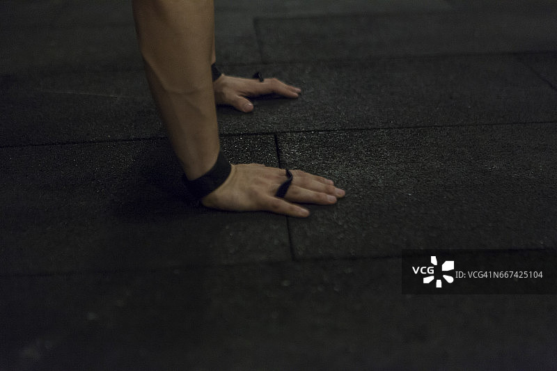 做俯卧撑图片素材