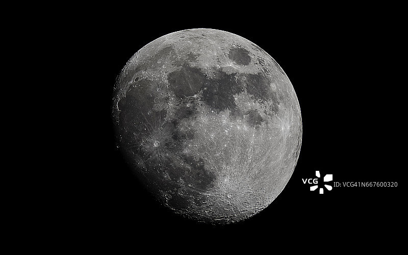 渐盈凸月图片素材