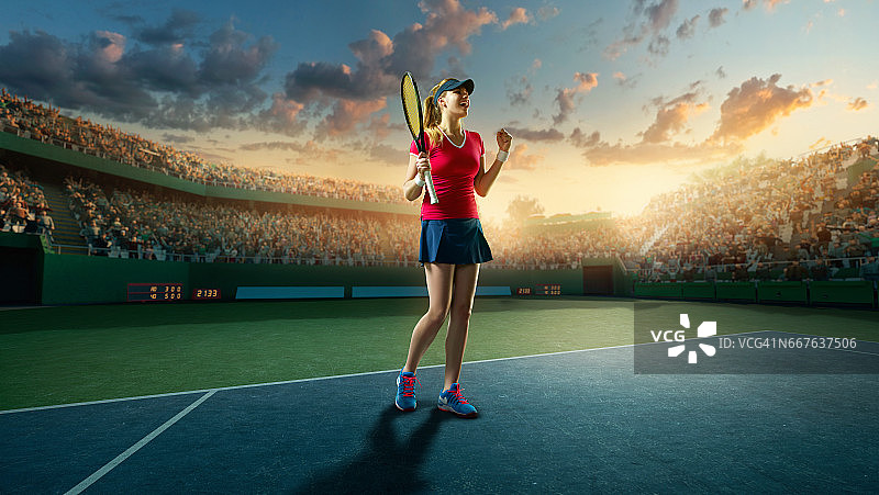 网球：快乐的女运动员图片素材