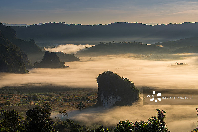 雾中的山丘图片素材