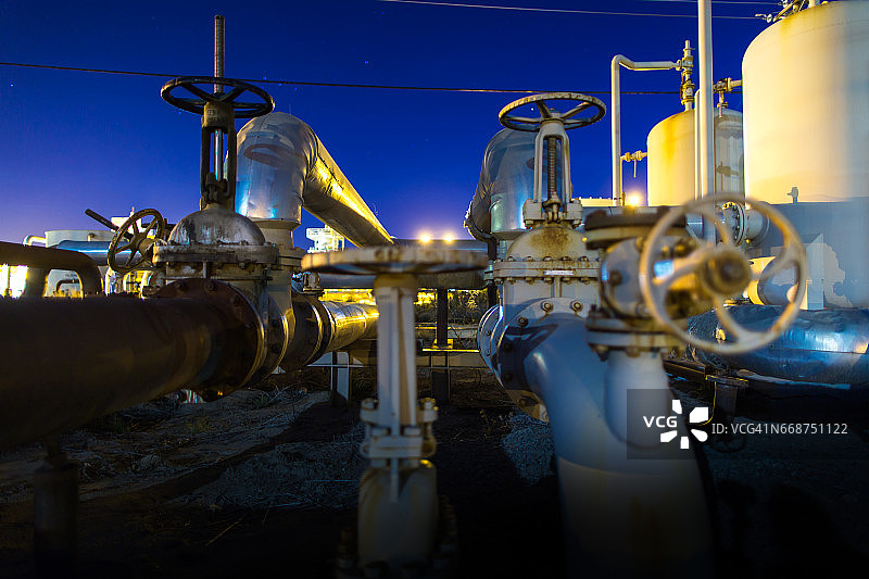 夜间油田的复杂管道图片素材