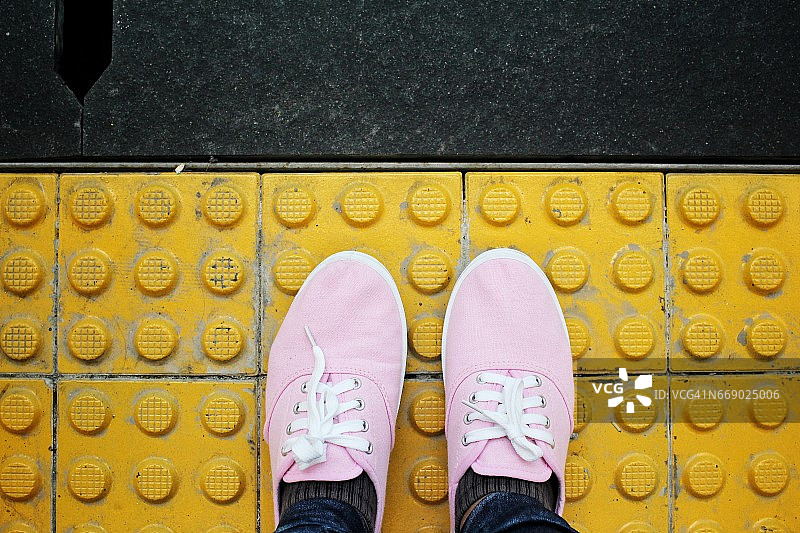 穿着运动鞋的女人腿部图片素材