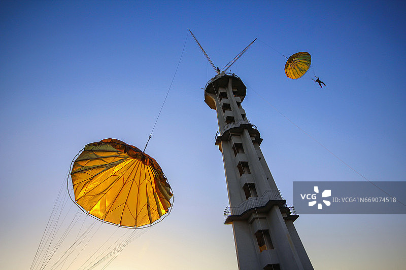 从跳伞塔跳下图片素材