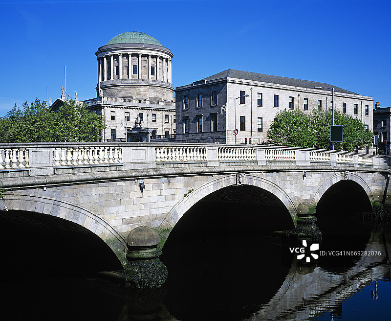 四法庭大楼和奥多诺万·罗萨桥图片素材