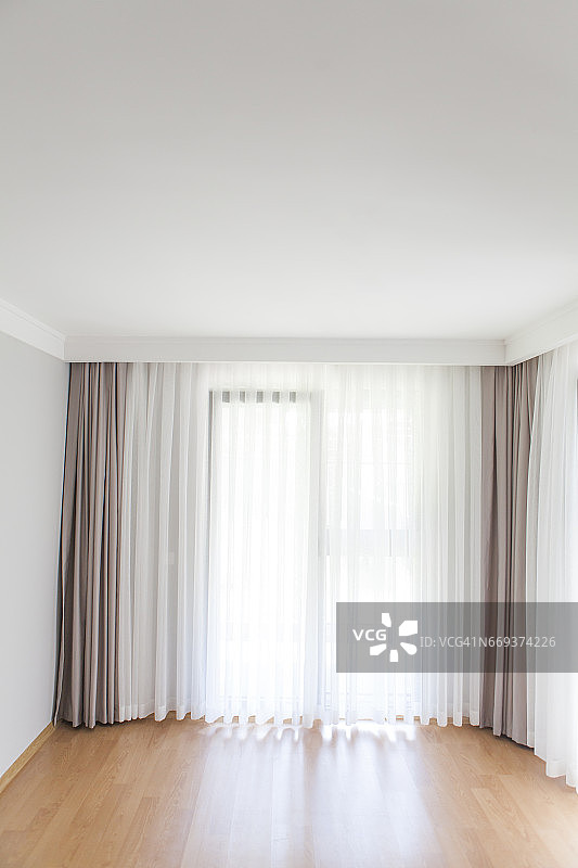 广角视角下的窗帘窗户图片素材