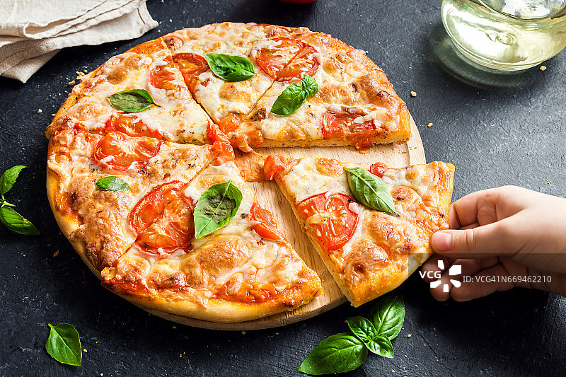 拿一片披萨图片素材