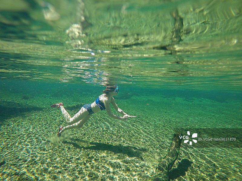 女孩探索水下世界图片素材