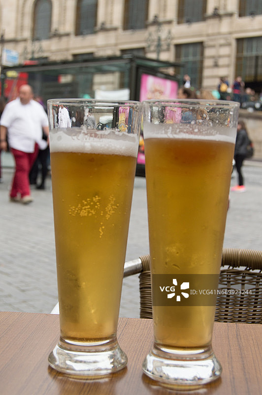 户外露台桌上的两杯啤酒图片素材