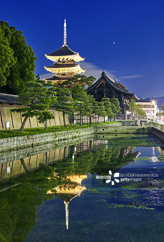 京都东寺夜景宝塔图片素材