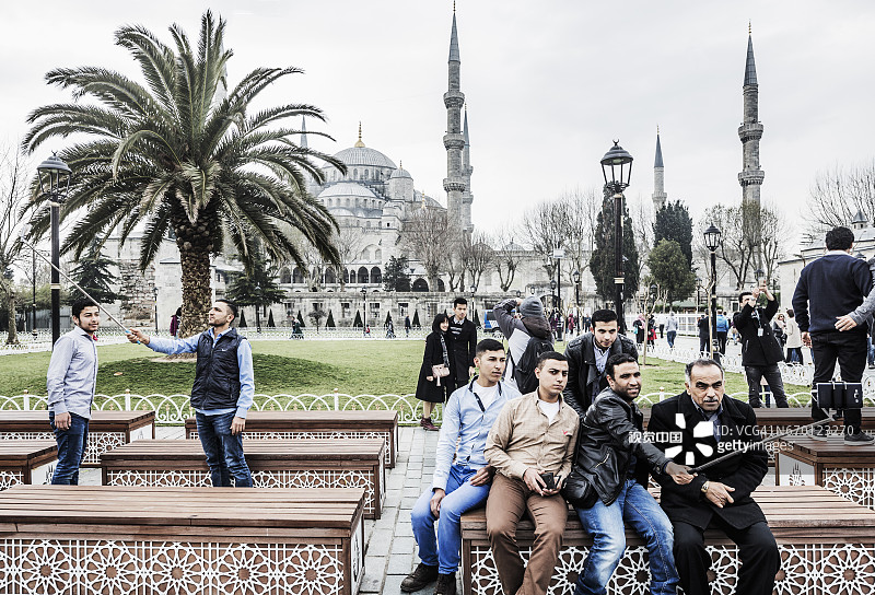 在苏丹艾哈迈德清真寺（蓝色清真寺）附近用自拍杆自拍图片素材