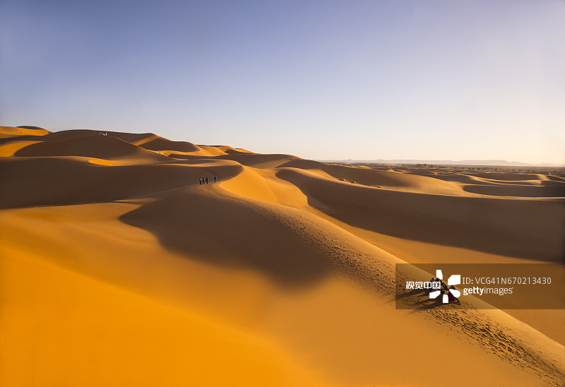 游客坐在摩洛哥撒哈拉沙漠看日落图片素材