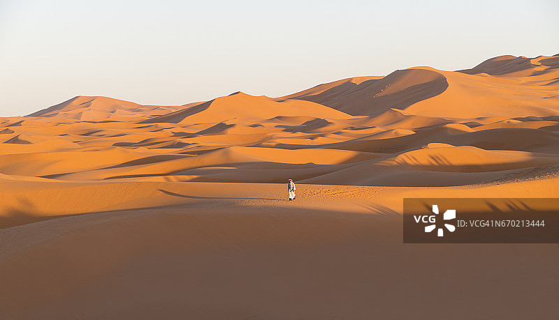 在摩洛哥撒哈拉沙漠日落时分的游客图片素材