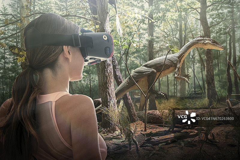 戴VR眼镜的女人图片素材
