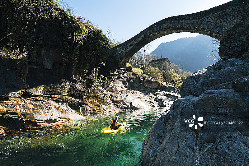皮划艇爱好者在清澈的山涧中漂流图片素材