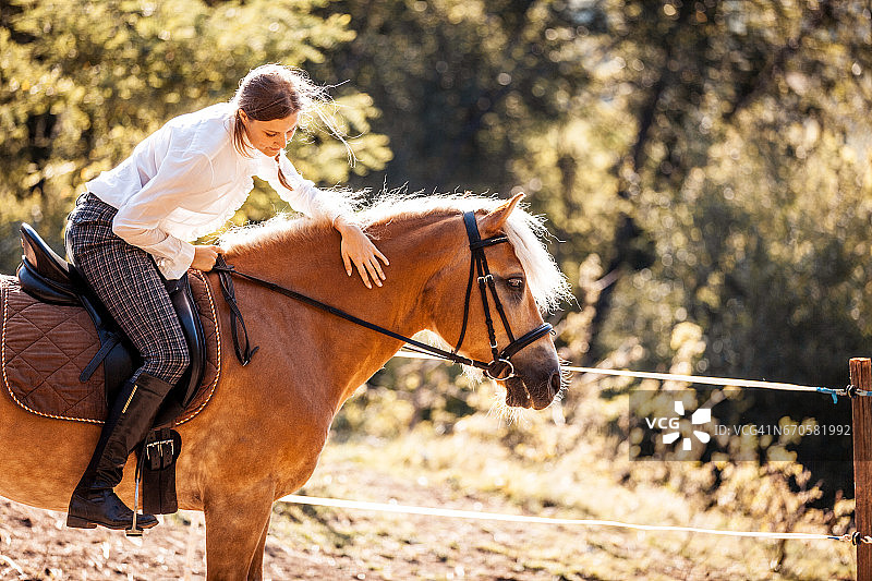 骑马和爱抚马图片素材