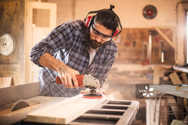 砂光机工作中图片素材