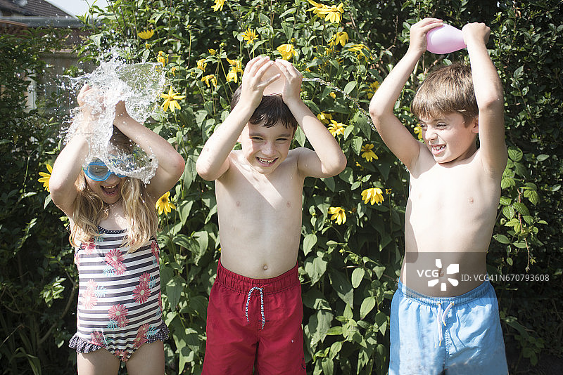 夏日花园戏水打闹图片素材