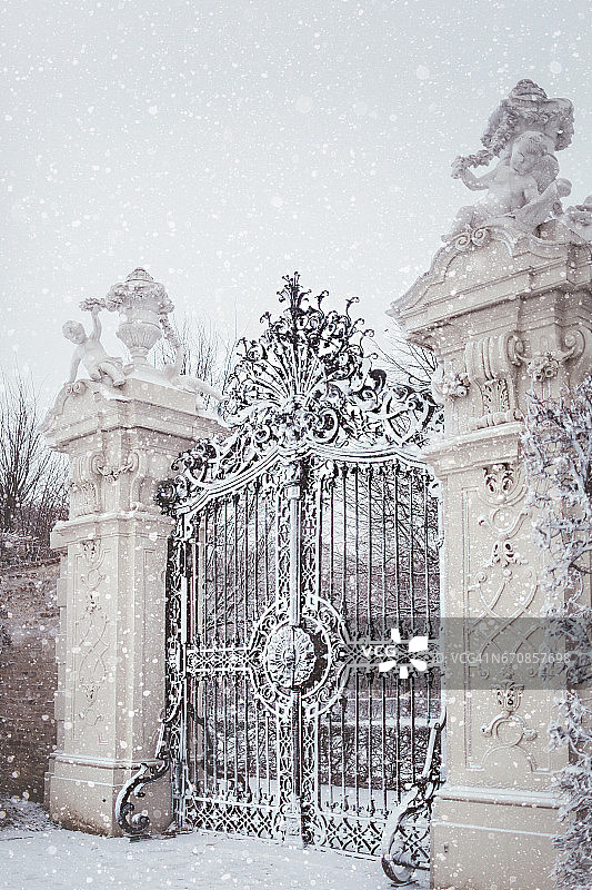 被白雪覆盖的大门图片素材