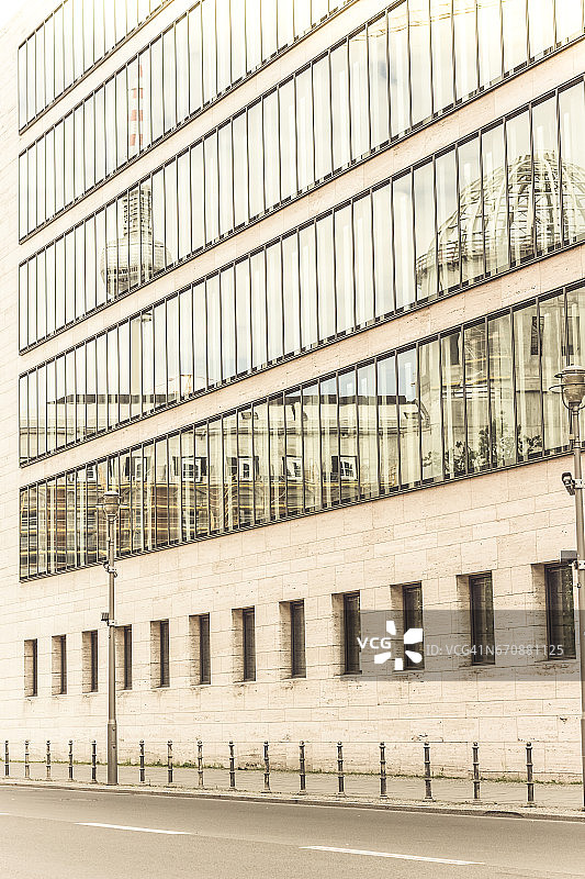 德国柏林：联邦外交部玻璃幕墙上反射的电视塔图片素材